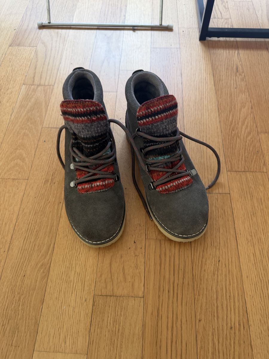 Chaussures femmes: Stylish Grey Winter Boots, Size 37, Excellent Condition – D'occasion à Wädenswil par mon_b88m