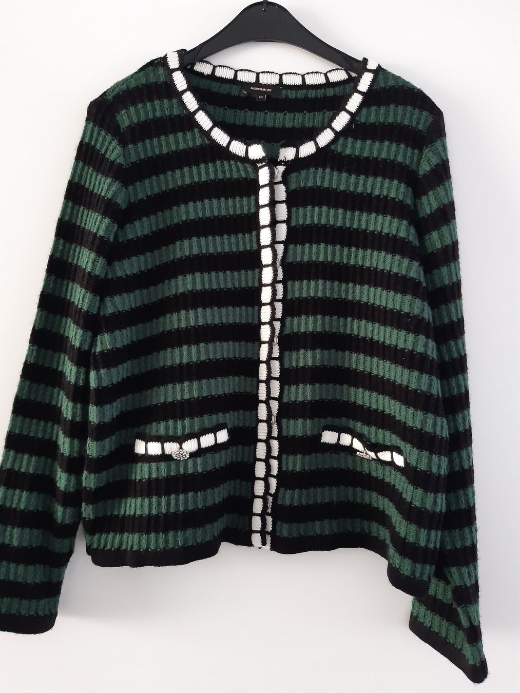 More & More Giacche: Damenstrickjacke More&More  grün schwarz gemustert – Usato da Wettingen venduto da beahu