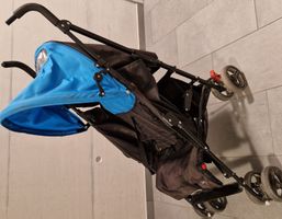 Leichter Sommer-Buggy in Blau/Schwarz mit guter Wendigkeit