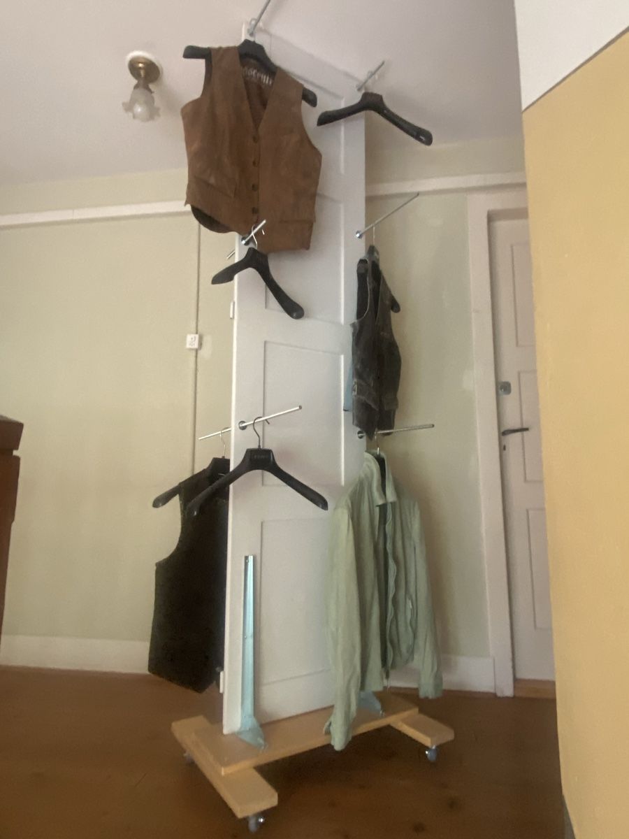 Guardaroba: Rollgarderobe – Nuovo (secondo la descrizione) da Bern venduto da chr_lz96
