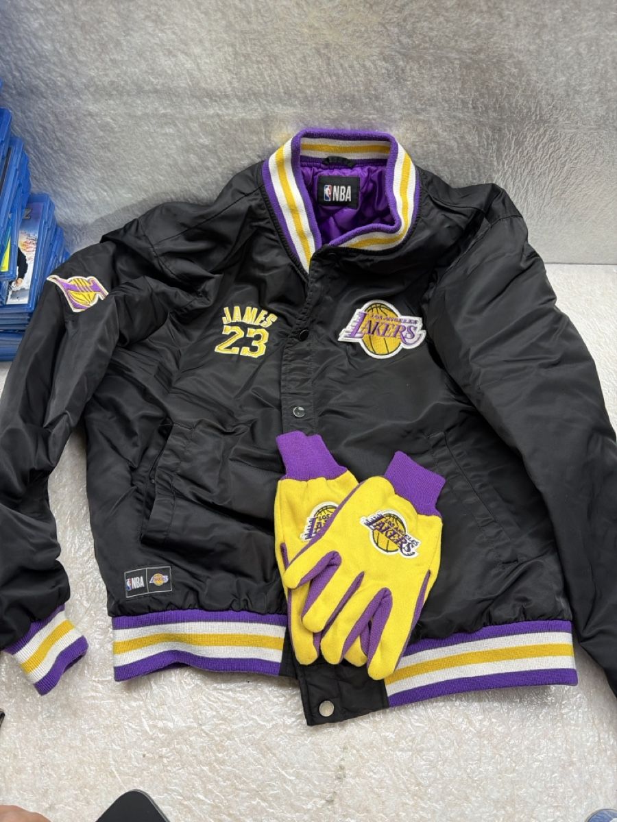 NFL Giacche: NBA Lakers Jacke mit Handschuhen, Grösse L, – Usato da Rotkreuz venduto da perlengott 1
