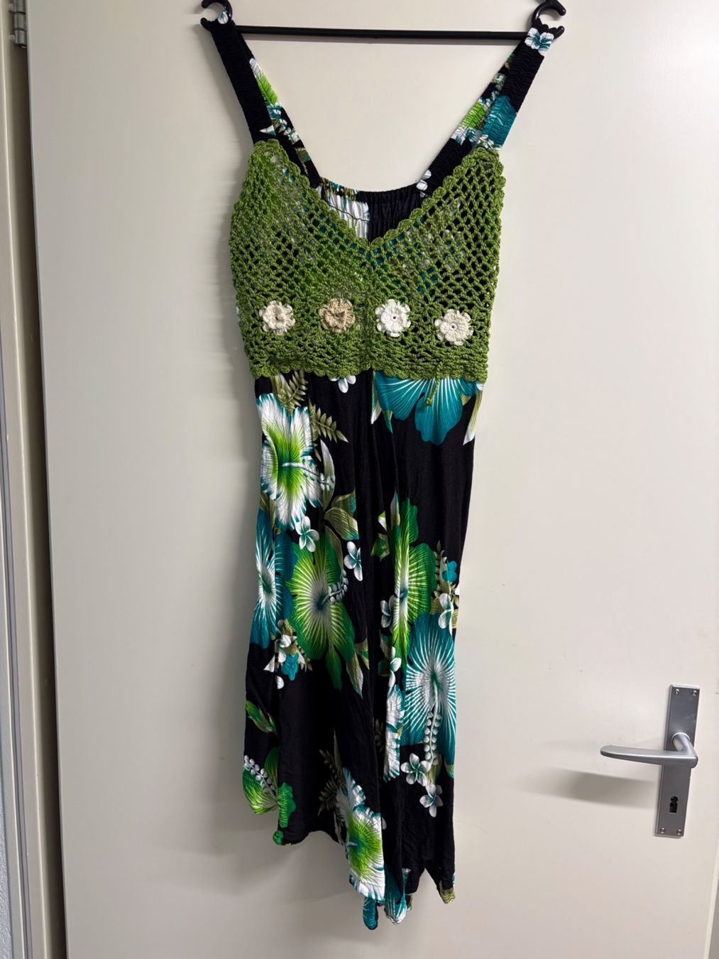 Kleider: Sommerkleid mit Häkelmuster, Blumenmuster - Grösse M – Gebraucht aus St.Gallen von Bigdisch