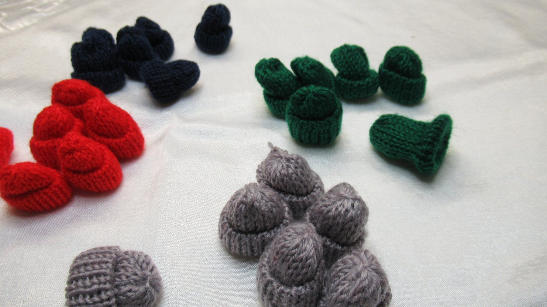 Tutte le decorazioni: Mützen mini stricken Deko 24 Stück – Nuovo e nell'imballaggio originale da Meisterschwanden venduto da TiSiBu59 2