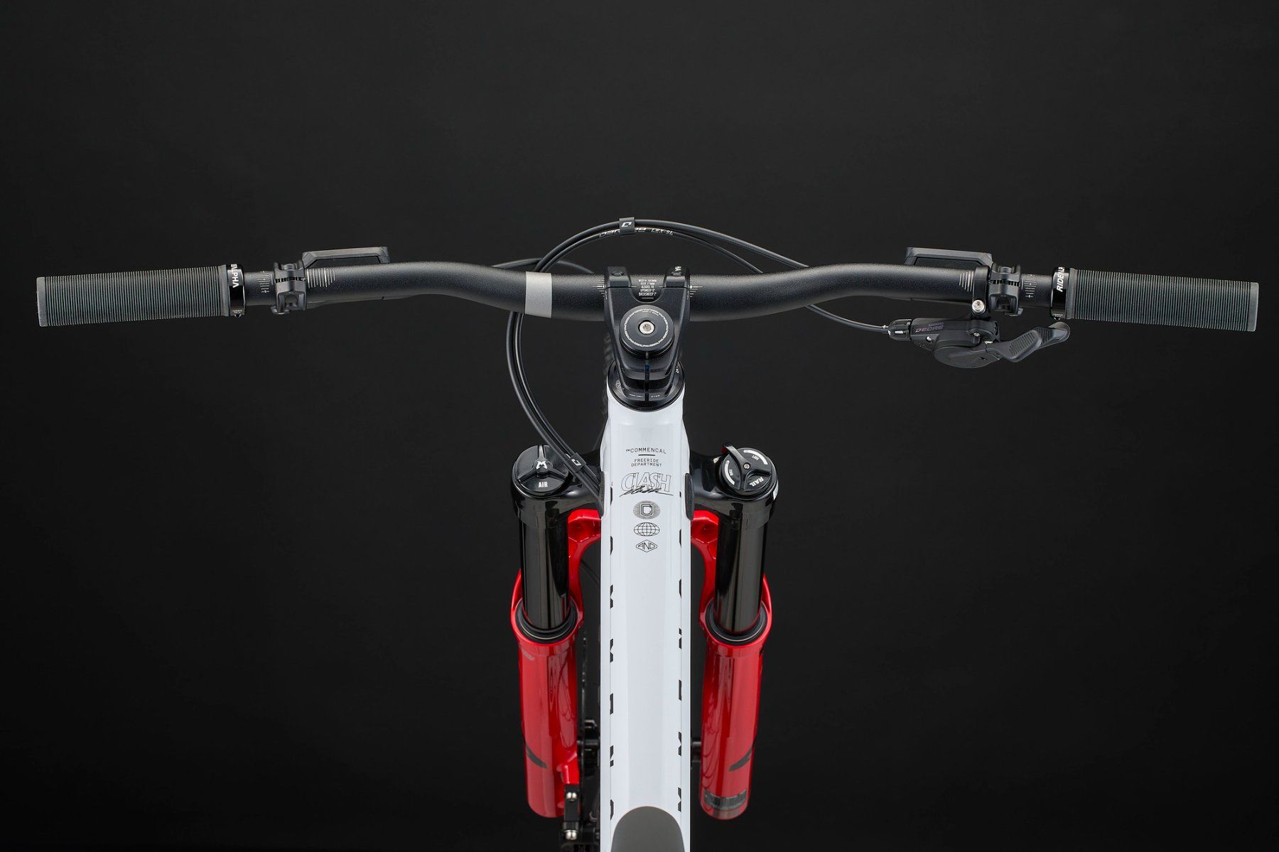 Commencal Biciclette: COMMENCAL CLASH MARZO PURE WHITE 2027 – Nuovo e nell'imballaggio originale da Lonay venduto da Malu-Bike 3