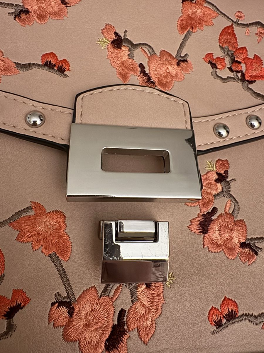 Altro in  Abbigliamento & Accessori: Sac à main rose avec fleurs brodées Parfait état – Nuovo (secondo la descrizione) da Vandoeuvres venduto da Zoccoli11 1