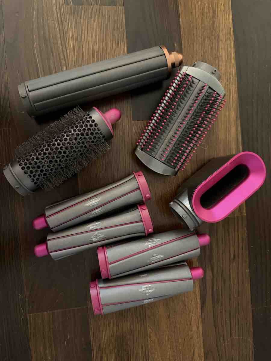 Dyson Sèche-cheveux: Dyson Airwrap Styler Attachments Set, fully complete + bangs – D'occasion à Zürich par Rochfordevelyn