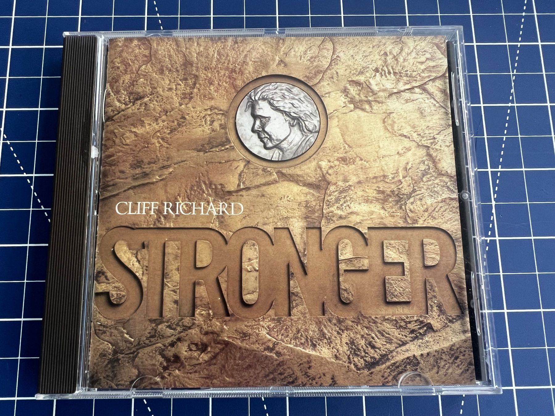 CDs: Cliff Richard – Stronger – Gebraucht aus st.gallen von sophiephie