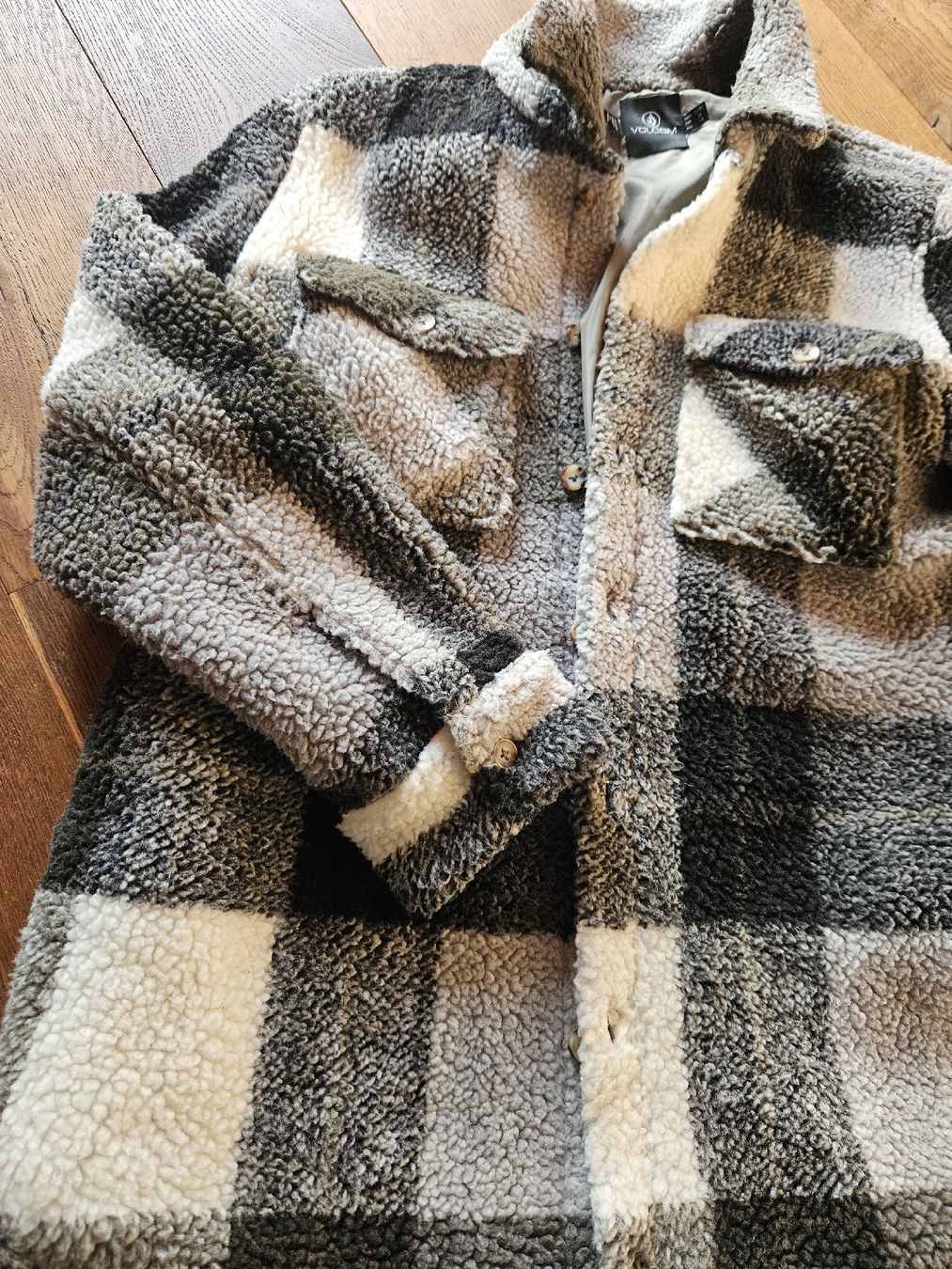 Volcom Jacken: Warme Teddyjacke Volcom Gr. L kariert – Gebraucht aus Feusisberg von Rosy8835 3