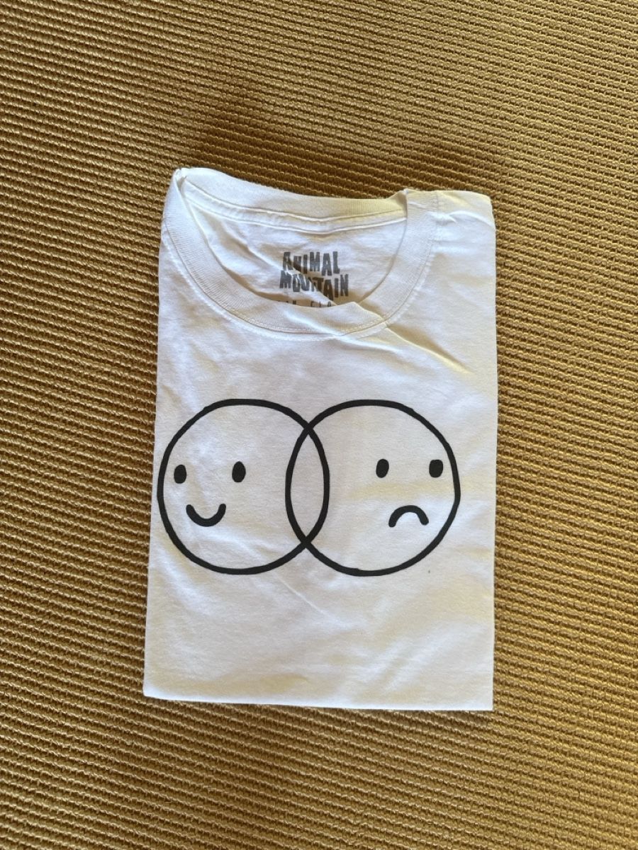 T-shirt: Weisses Shirt mit Aufdruck – Usato da Hütten venduto da CaFeLe
