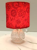 Vintage Lampe mit rotem Schirm und Glaskugel-Fuss, (em67)