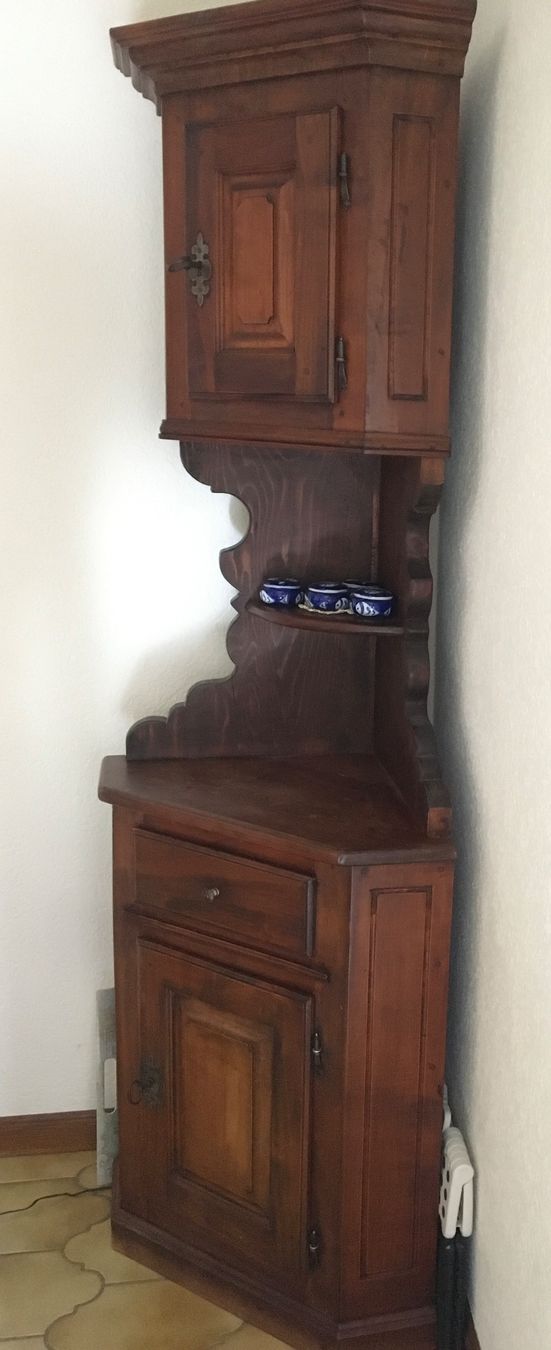 Armadi: Armoire / buffet d'angle en bois style rustique – Usato da Vufflens-le-Château venduto da vcourvoisier