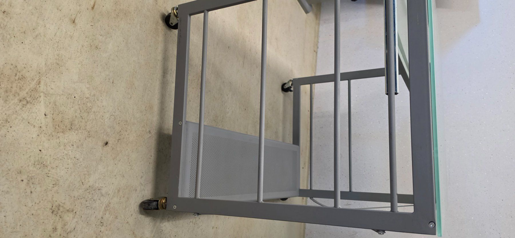 Tavoli: Computer-Tisch Metallgestell mit Glasplatte – Usato da Trüllikon venduto da Neevee 3