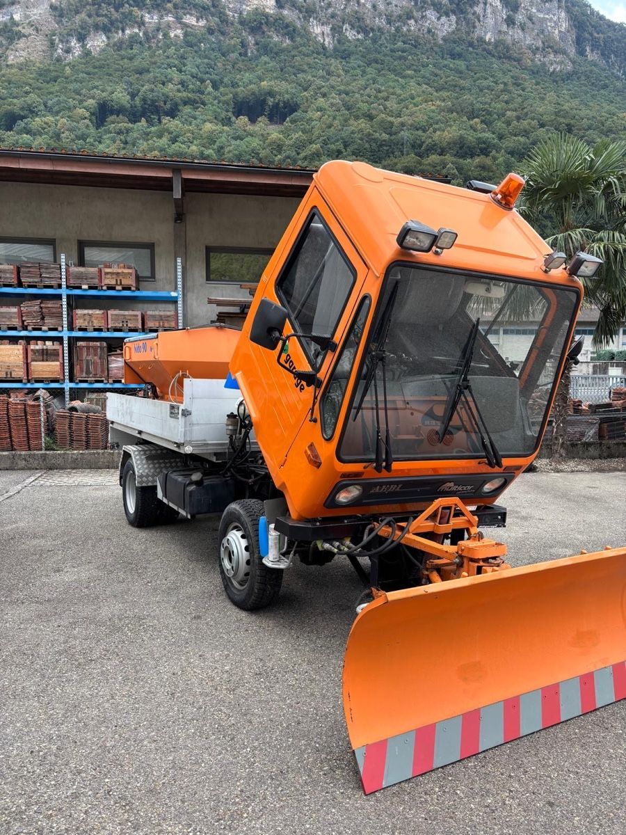 Véhicules utilitaires: Autocarro Multicar con spazzaneve e spargisale – D'occasion à Riva San Vitale par tft96 8
