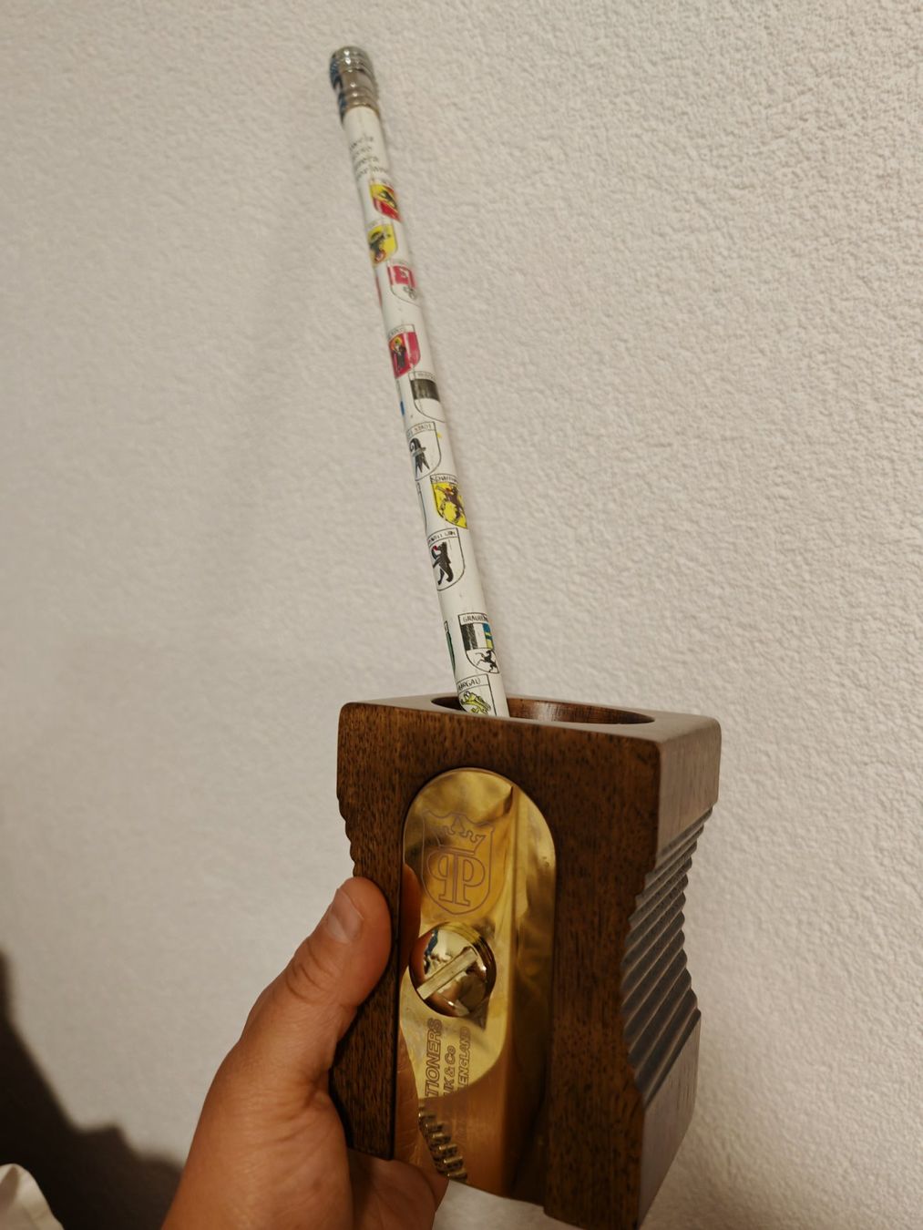 Spitzer: Pot à crayons "Taille-crayon géant" en bois - SUCK UK – Gebraucht aus Orbe von Grainderiz982 8