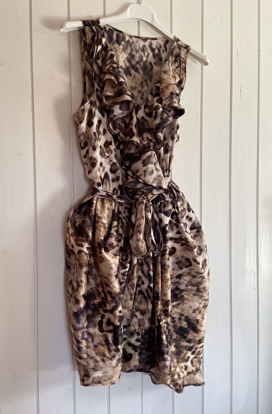 Vestiti: Leoprint Kleid mit Rüschen gr s – Usato da Jonen venduto da Lux.K.