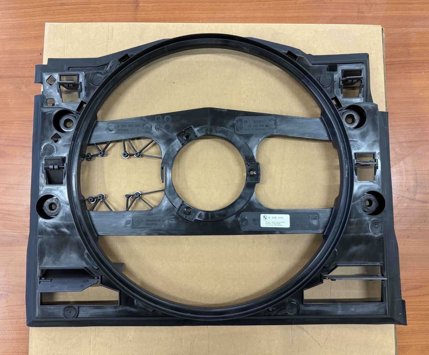 BMW Tutti pezzi di ricambio auto: BMW Série 3 E46 support de ventilateur – Nuovo (secondo la descrizione) da Satigny venduto da rfo59 1