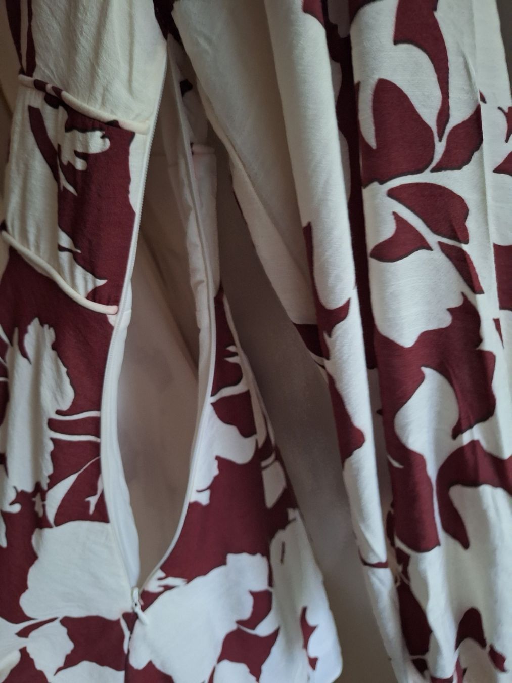 H&M Robes: Kleid weiss/bordeaux – D'occasion à Wängi par jan_7twg 2