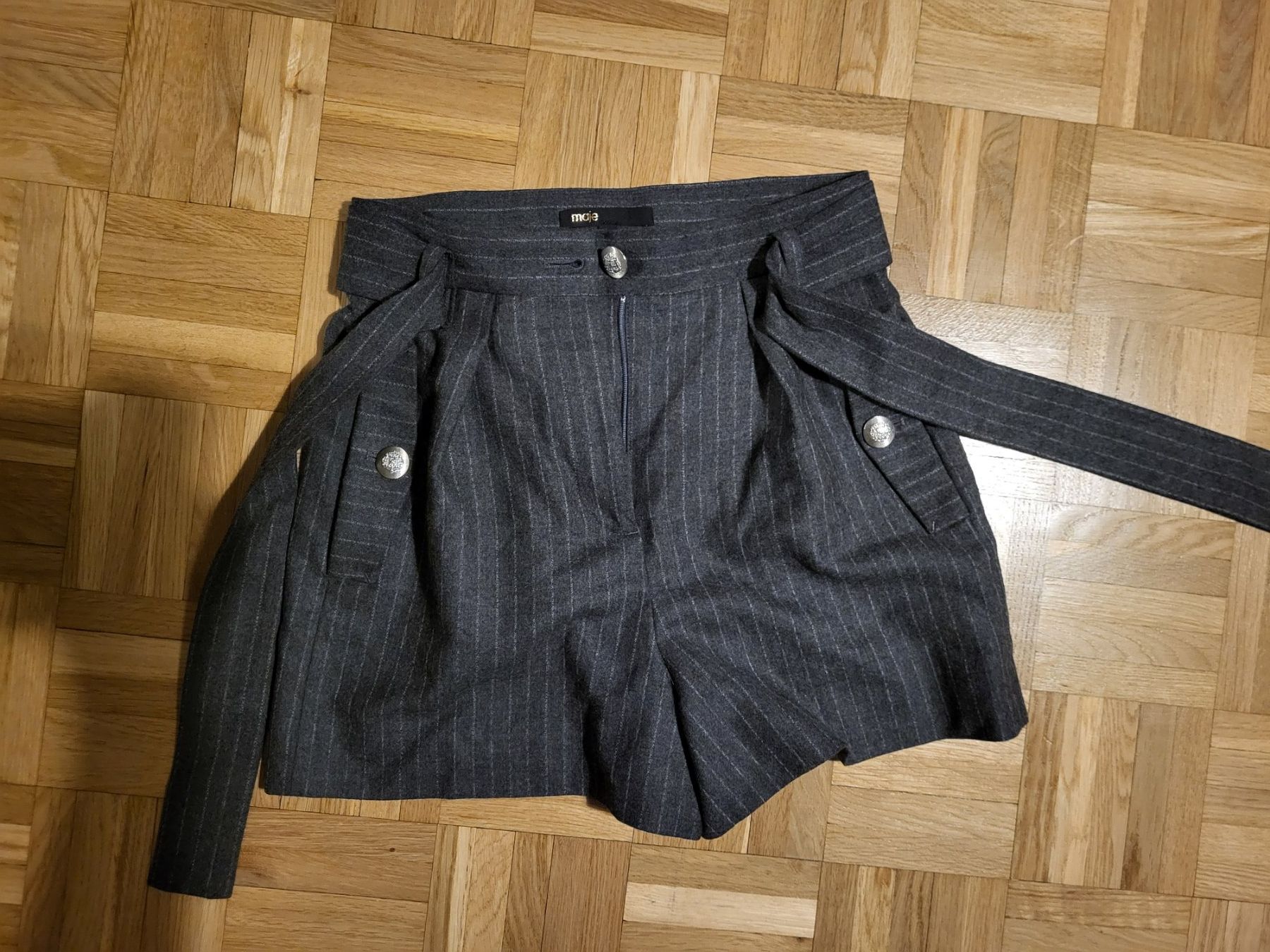 Maje Pantalons: Short MAJE – D'occasion à Genève par Poupoulita