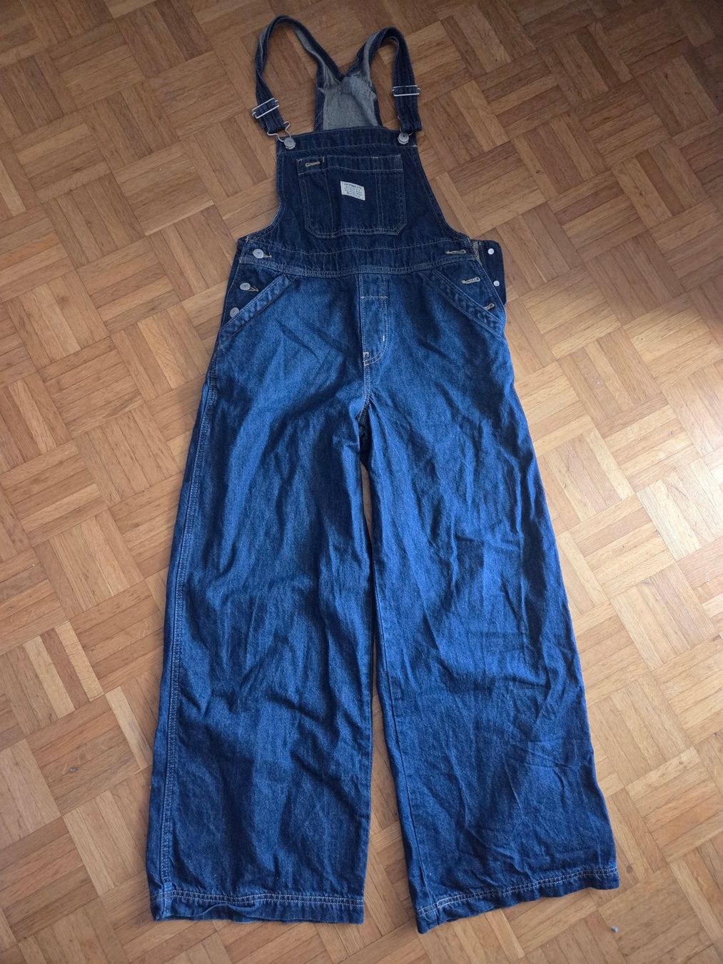 Levi's Jeans: Levi's Latzhose Gr. XS – Usato da Basel venduto da grandfamily