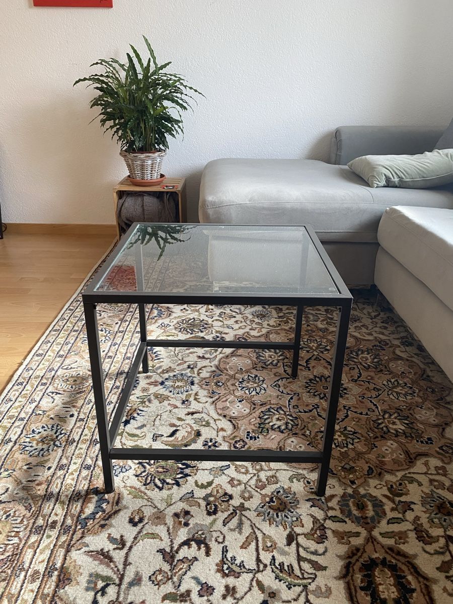 Tische: Glas Couchtisch Beistelltisch – Gebraucht aus Zürich von Sarahshanluo