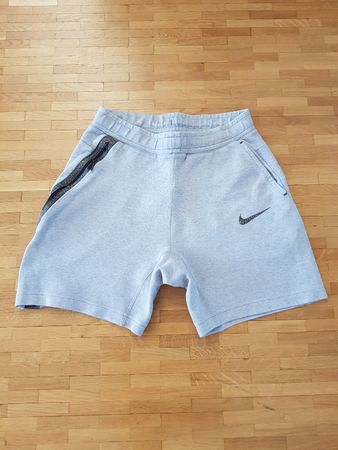 Short Nike gris, taille S - Parfait pour l'été!