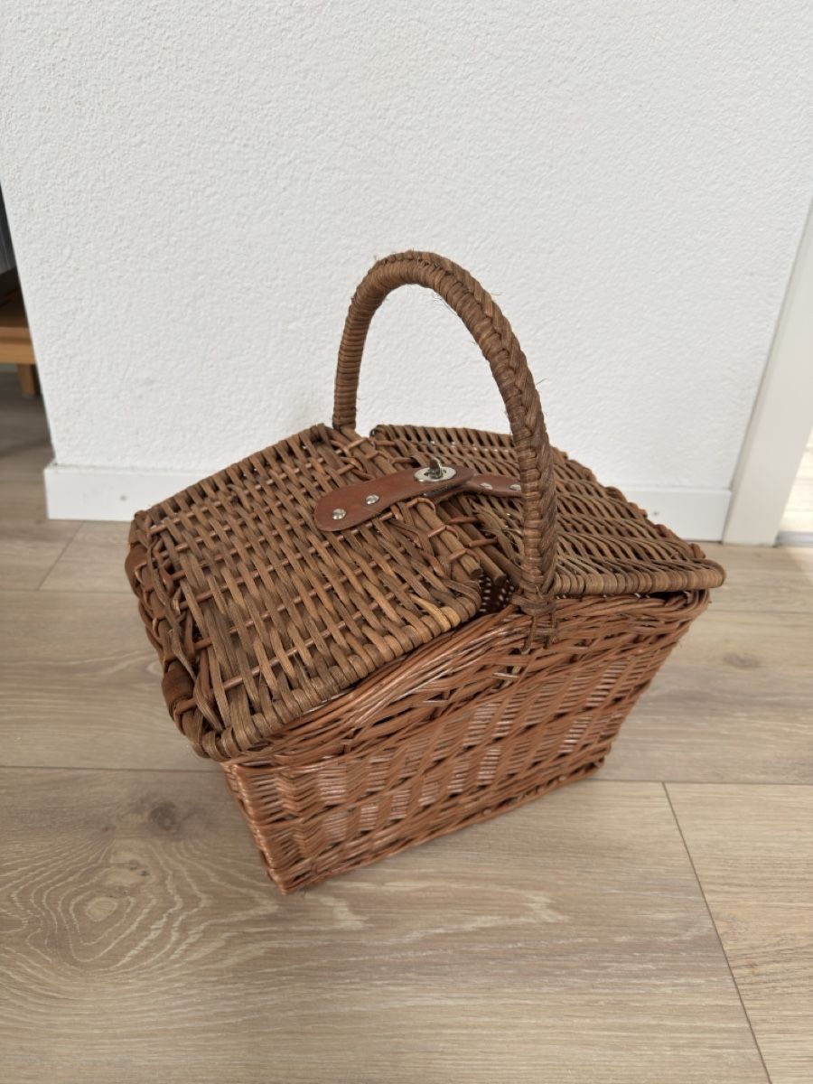 Altro per la casa: Handgemachter Picknickkorb/Korb aus Weide mit Deckel, Neu – Nuovo (secondo la descrizione) da Sarmenstorf venduto da Nathaliie_21