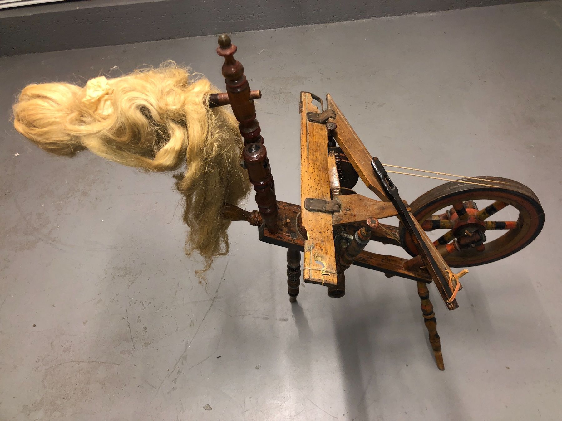 Ruote per filare: Antikes Spinnrad – Usato da Schlieren venduto da Flower5 1