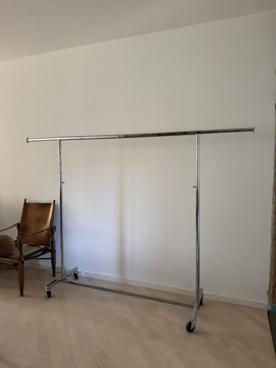 Pfister Garderobe: Verchromter Kleiderständer mit Rollen 220cm breit – Gebraucht aus Zürich von PhilippeMueller