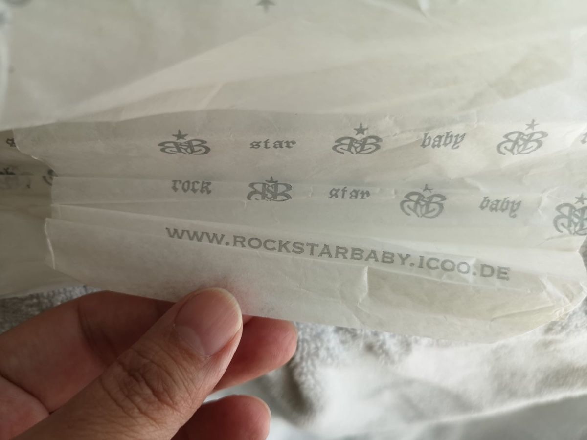 Baby-Mahlzeiten: Rock Star Baby - Lätzchen, Söckchen und Flasche – Neu (gemäss Beschreibung) aus Saland von Francyherrera 1