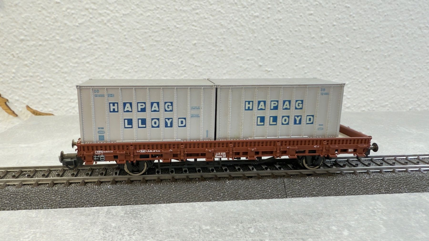Roco Modellini di ferrovie: Roco Flachwagen mit HAPAG LLOYD Ladung H0 / AC – Usato da Schlieren venduto da rat_lq6b 1