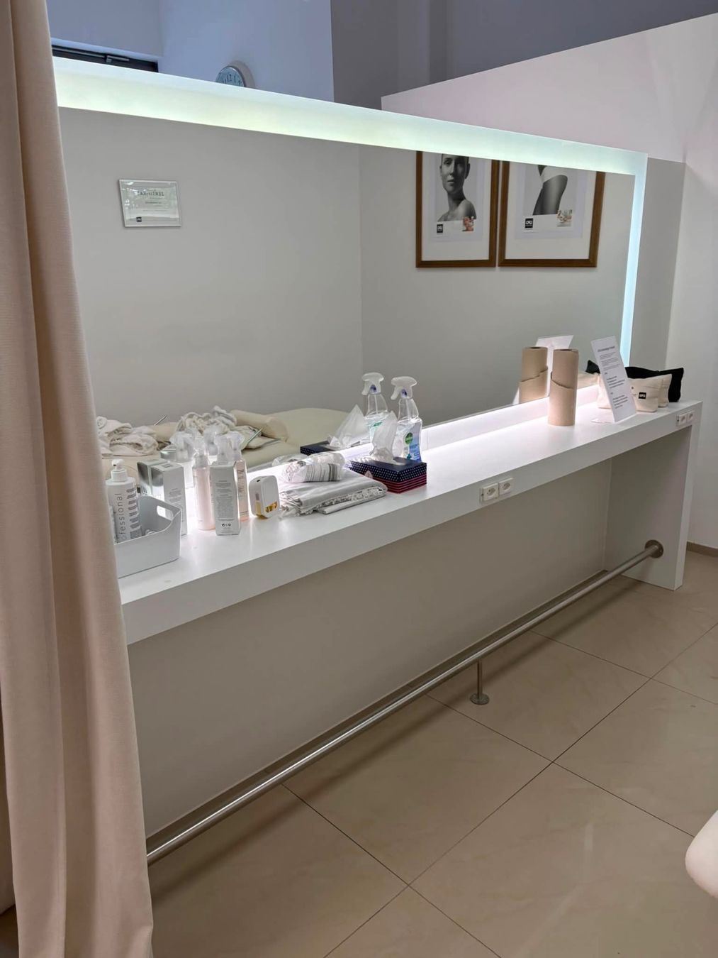 Tavoli da trucco: Coiffeur-Tisch mit Beleuchtung und Steckdosen – Usato da Windlach venduto da Magaglio
