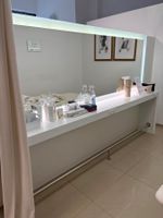 Coiffeur-Tisch mit Beleuchtung und Steckdosen