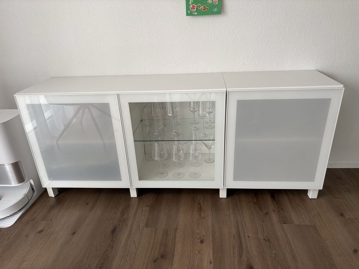 Ikea Cassettiere: Sideboard Weiss mit Glastüren 182x42x75cm – Usato da Erlinsbach venduto da biherzog