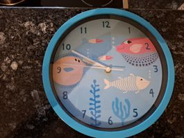 Blaue Kinder-Wanduhr mit Fischmotiv. Top Zustand!