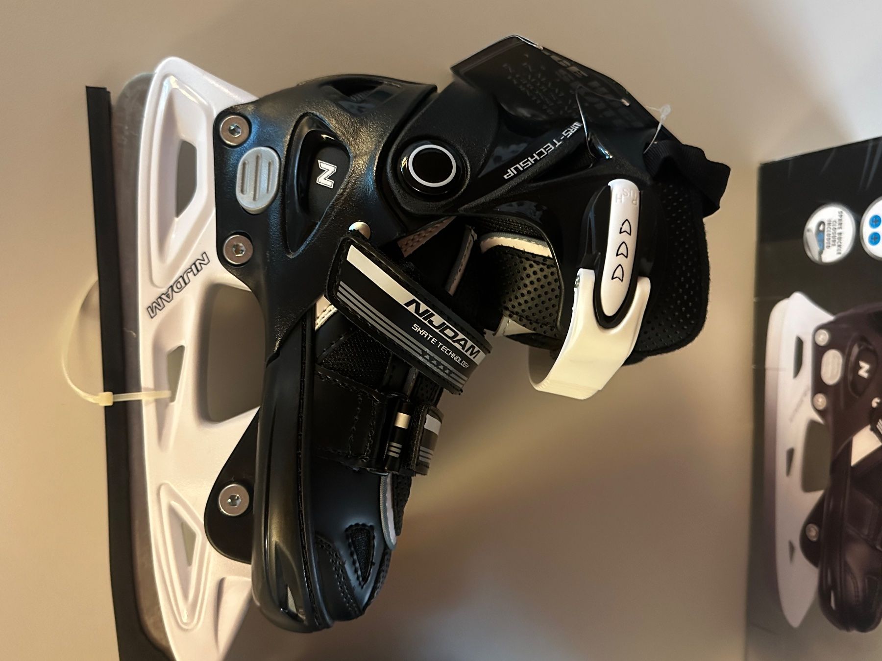 Pattini da ghiaccio: Nijdam Kinder-Eishockeyschlittschuhe Gr. 2932 – Nuovo e nell'imballaggio originale da Sursee venduto da ali_wd2m 7