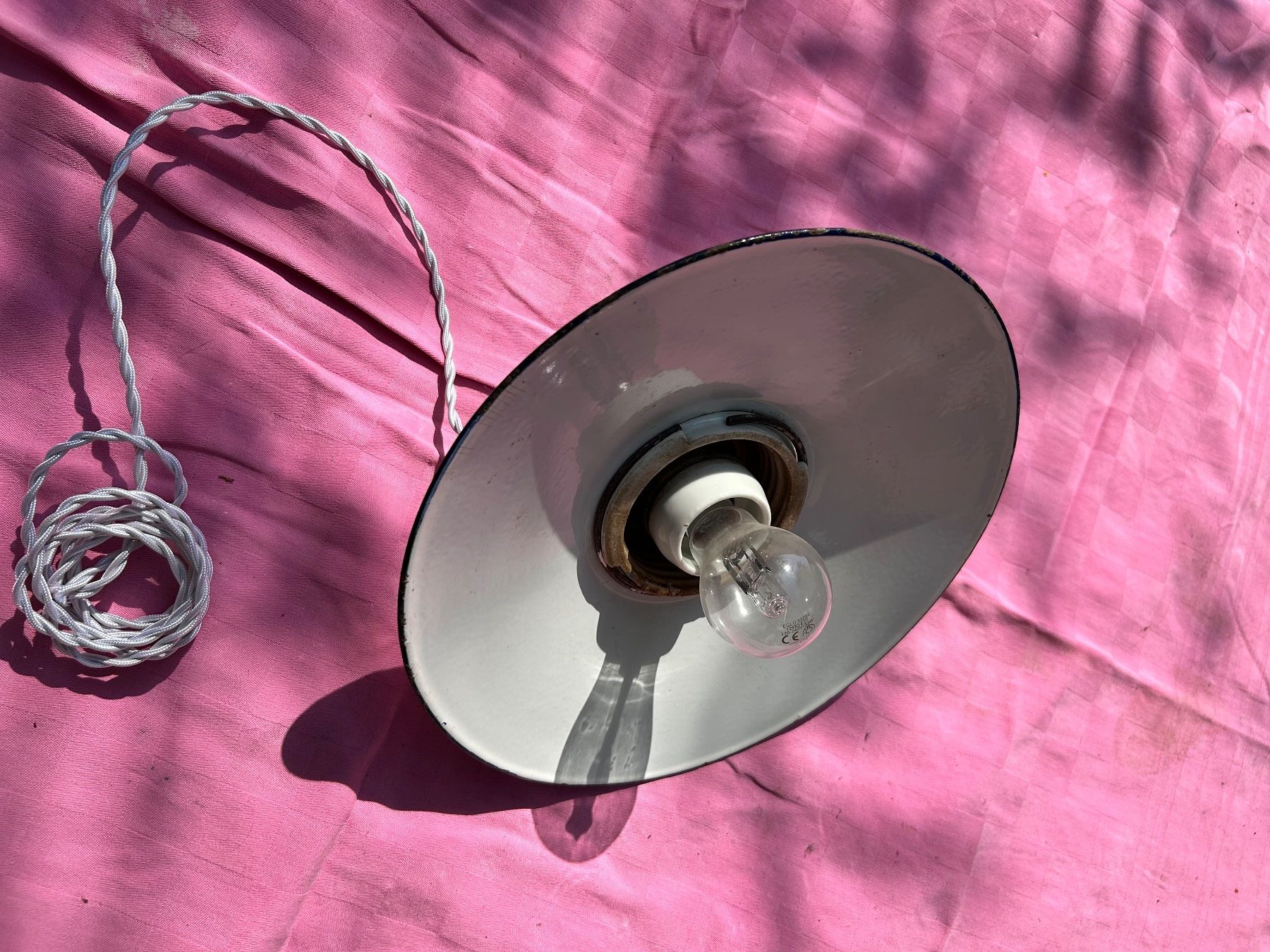 Lampen: Antike Hängelampe Emaille weiss Metall – Gebraucht aus Bremgarten b. Bern von Thermes