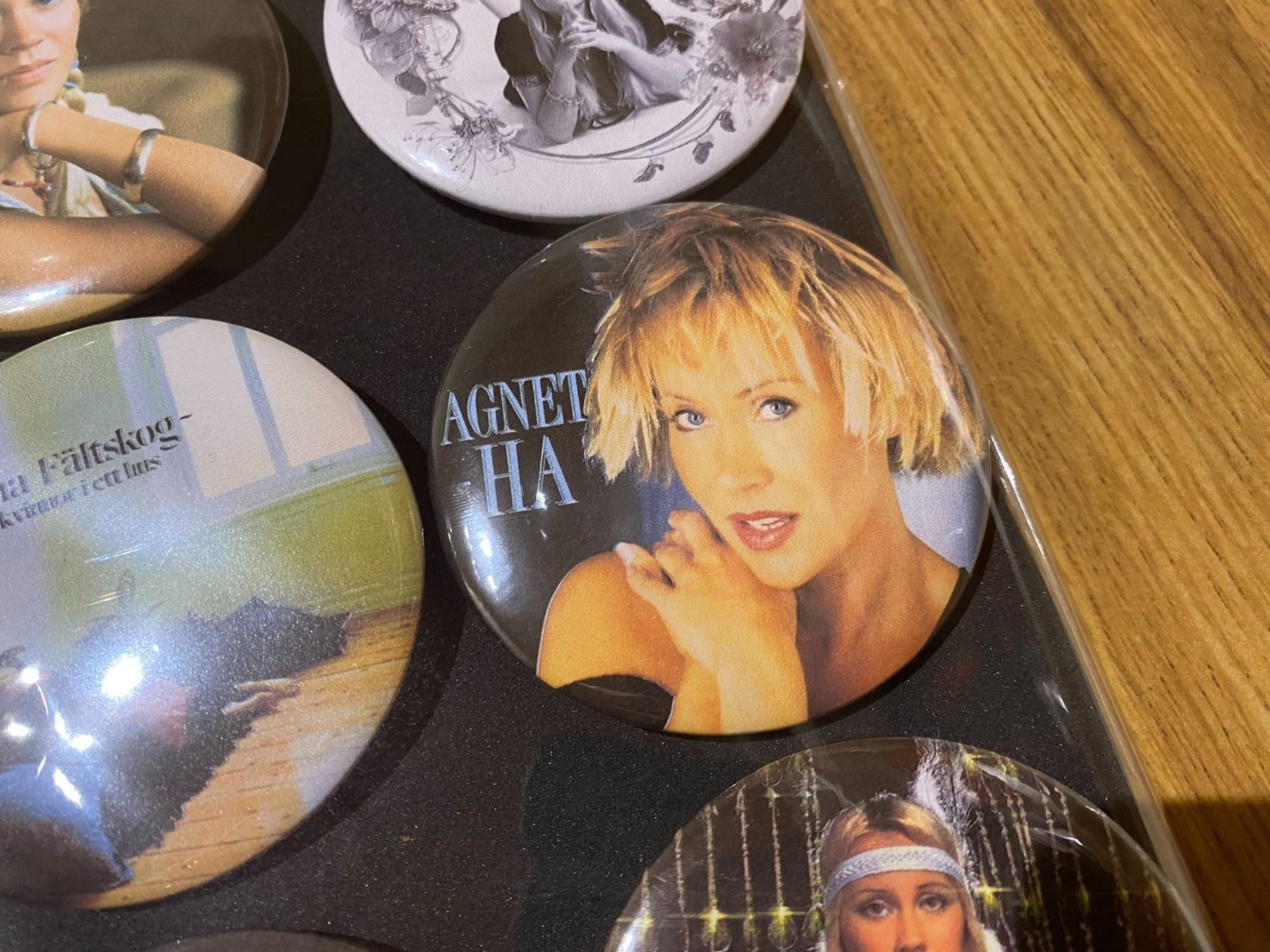 Placchette & Badge: Abba Agnetha Ansteck Badges2 – Nuovo e nell'imballaggio originale da Basel venduto da FatCatPacksTheRatt 3