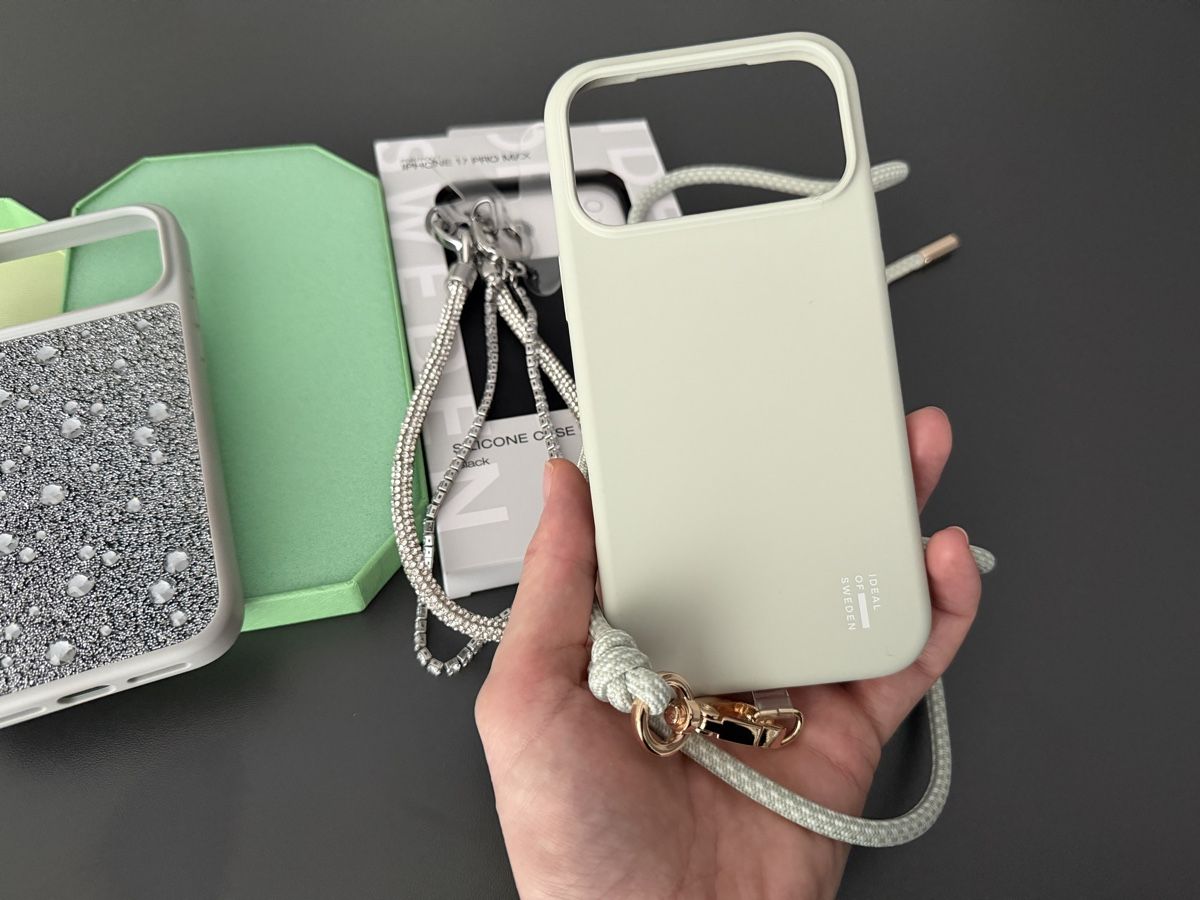 Swarovski Coques & Protection écran: Swarovski iPhone 17 Pro Max Schutzhüllen etc. – D'occasion à Therwil par as_good_as_new 2
