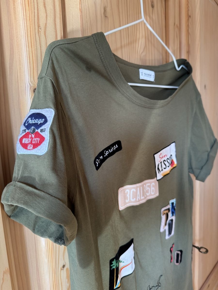Pull&Bear T-Shirts: Pull&Bear Shirt, Olivgrün mit Patches, Grösse M – Gebraucht aus Hergiswil NW von kaufe_bei_kaufmann 1