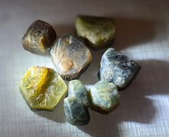 102,1 ct Saphirs naturels bruts  (7 pièces)