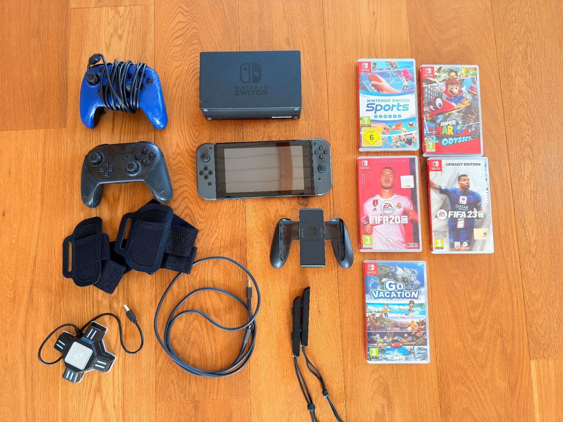 Nintendo Consoles: Nintendo Switch mit 2 extra Controller und 5 Games – D'occasion à Münchenbuchsee par Lukasgraf