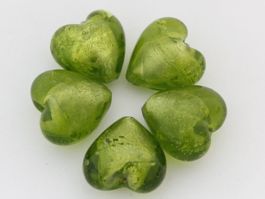 5 x hellgrüne Glasperlen in Herzform mit Silberfolie, 22 mm