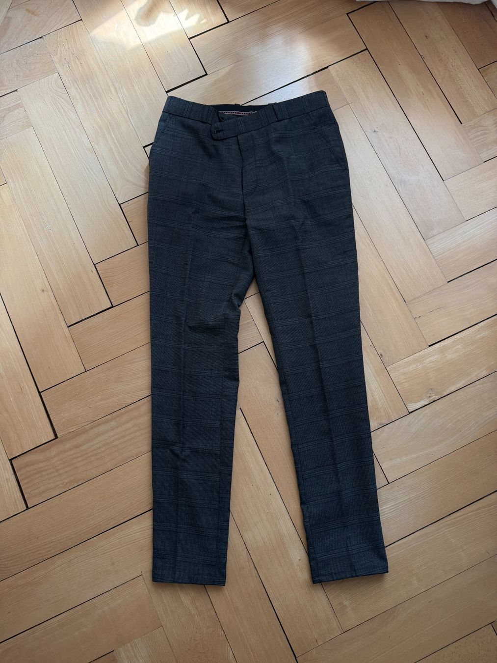 Pantalons: Anzugshose dunkelgrau kariert M – D'occasion à Zürich par Diazaio