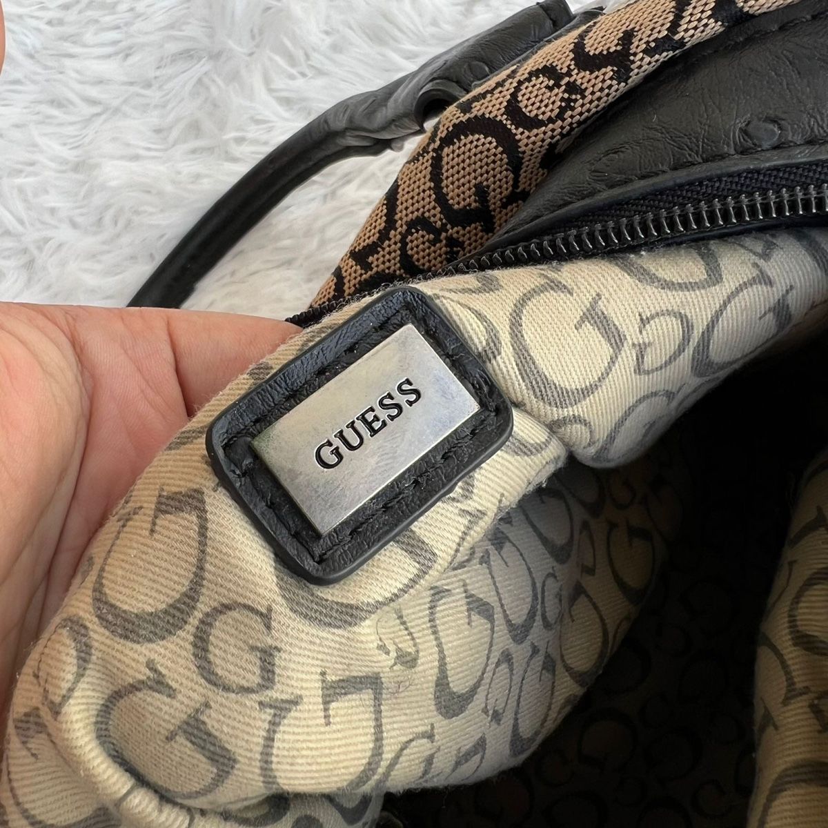 Guess Borse da donna: Guess Handtasche, mittlere Grösse – Usato da Eggenwil venduto da CNSRVINTAGE 2