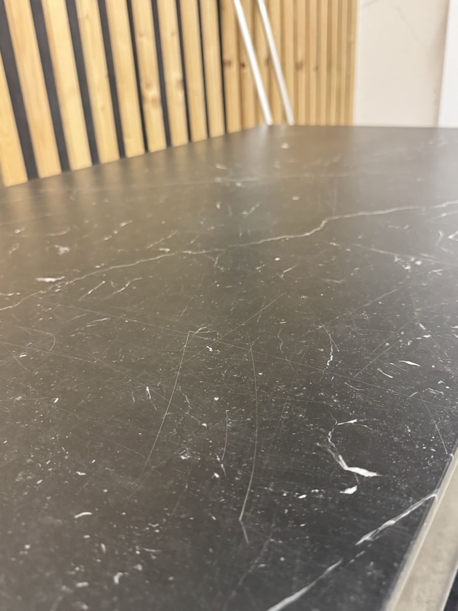 Tavoli: Moderner Couchtisch aus schwarzem Kunstmarmor. – Usato da Pfäffikon ZH venduto da dam_2wvg 3