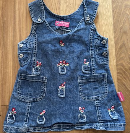 Sommerliches Jeanskleid mit Blumenstickerei, Grösse 98