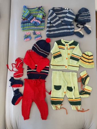 Gestrickte Babykleider