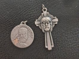 2 Amulette gehämmert mit Jesus und Padre Pio