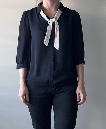 Dunkelblaue Bluse mit Halstuch Gr. 36