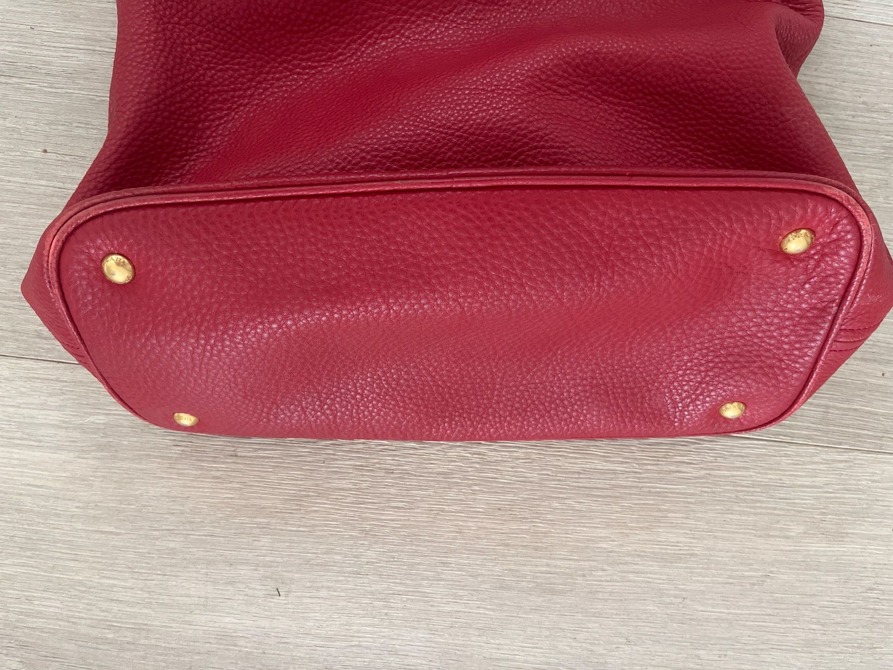 Prada Borse da donna: Neuwertige Prada Tasche, dunkelrot – Usato da Russikon venduto da Jamiee 6